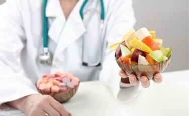 Nutrizionista con macedonia di frutta