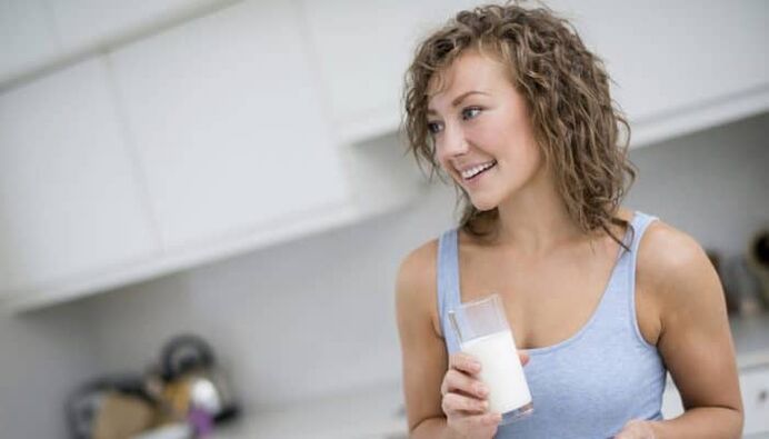 Ragazza che segue la dieta del kefir