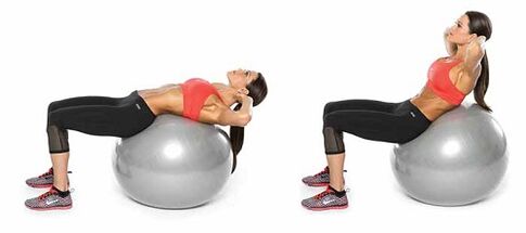 torcersi su un fitball per perdere peso sull'addome e sui fianchi