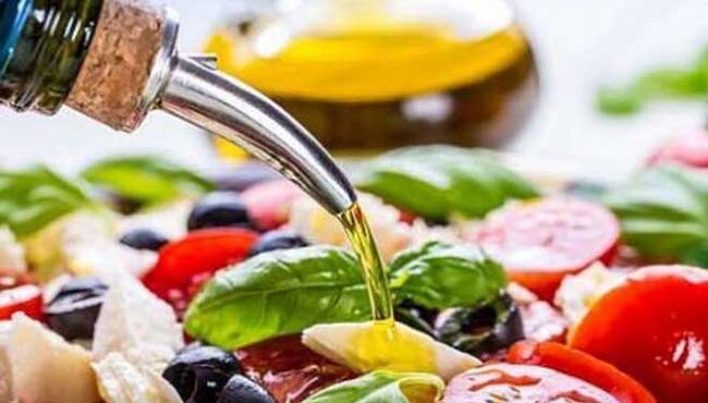 insalata di verdure con olio vegetale Piatto di dieta mediterranea